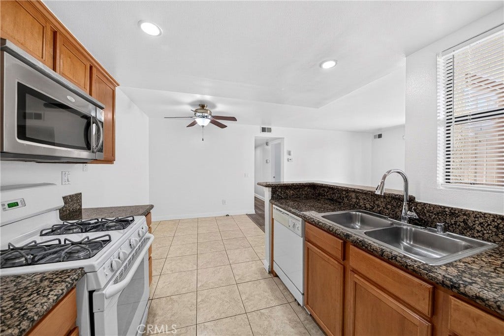 1315 Massachusetts Avenue, #103, Riverside, CA 92507 Kitchen