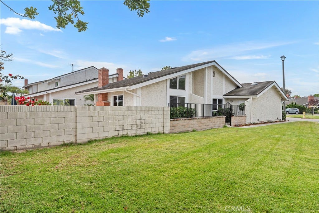 5171 Blackpool Road, Westminster, CA 92683 End unit!