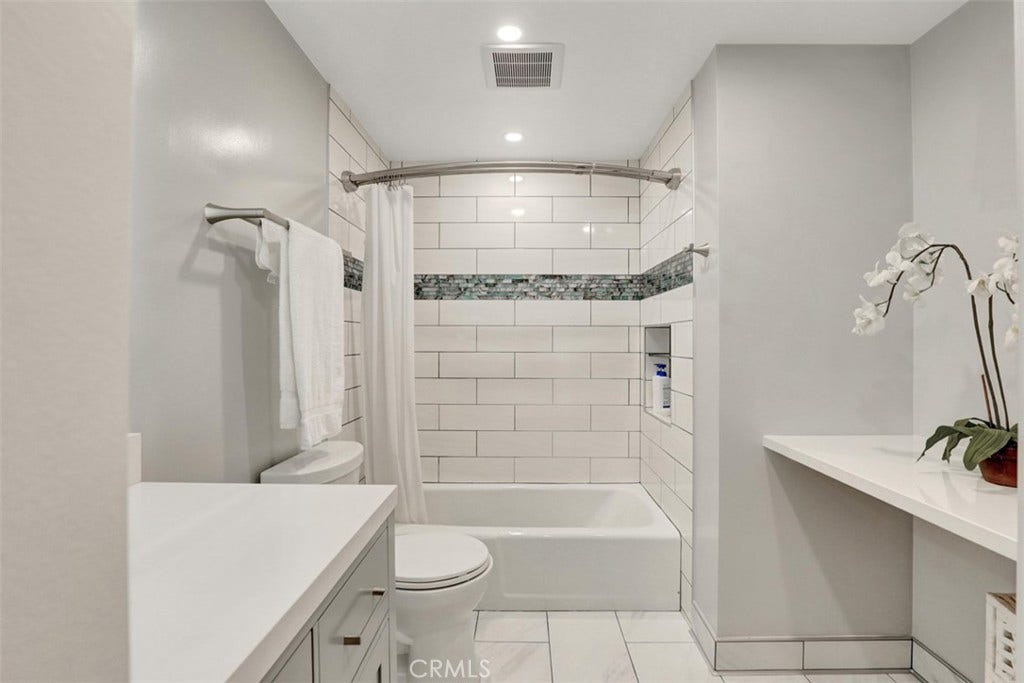 5021 Apollo Circle, Los Alamitos, CA 90720 Guest Bath
