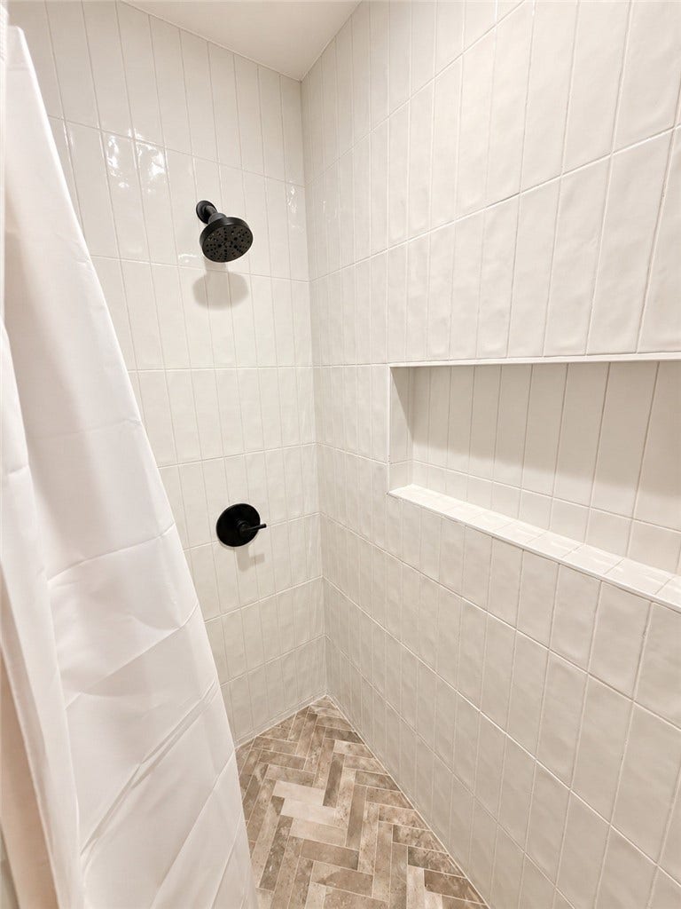 335 N Harvard, Los Angeles, CA 90004 Hallway bathroom Shower