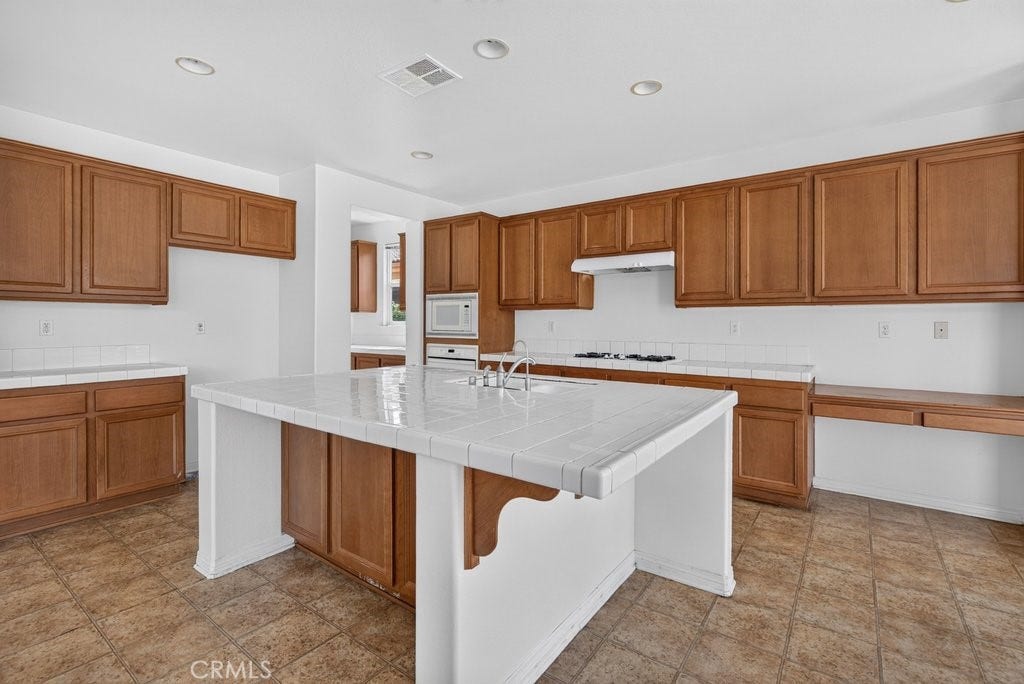 6221 Arcadia Street, Eastvale, CA 92880 6221 Arcadia Street, Eastvale, CA 92880