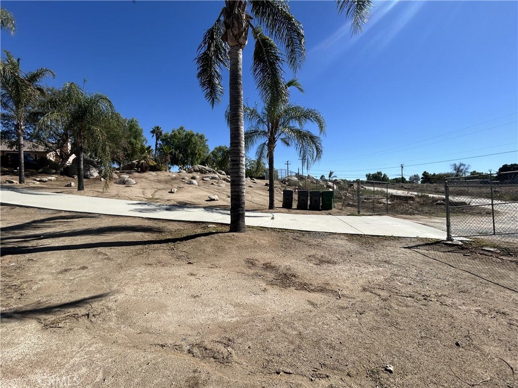 20895 Perry Street, Perris, CA 92570 Driveway