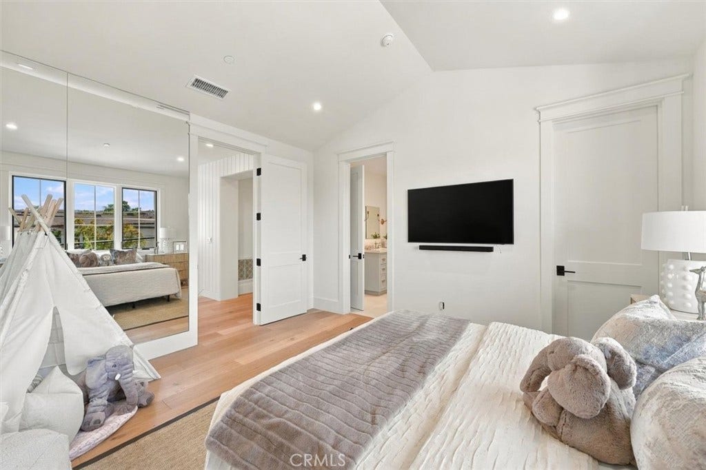 1002 10th, Manhattan Beach, CA 90266
