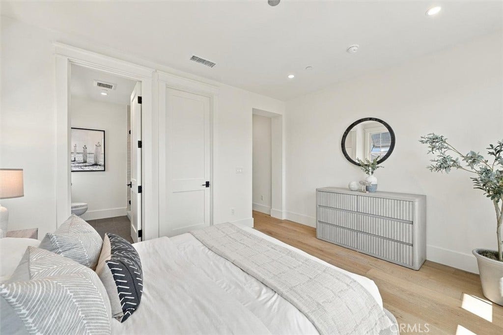 1002 10th, Manhattan Beach, CA 90266
