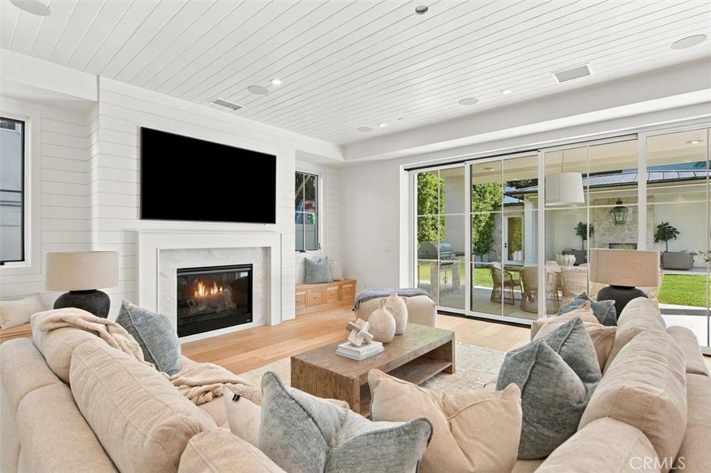 1002 10th, Manhattan Beach, CA 90266