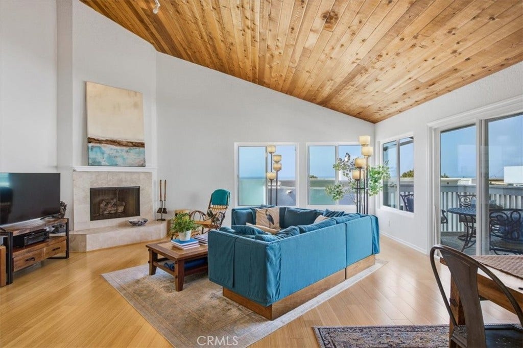 Living Room with fireplace