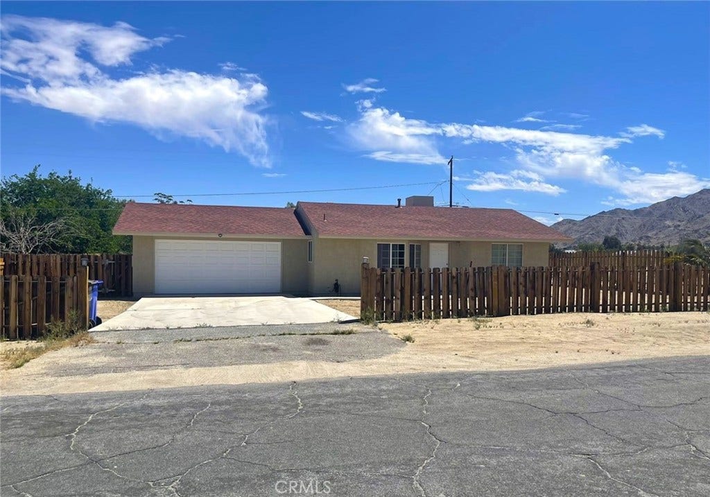 Beautiful 2 bed 1 bath single family home in the desirable Smoke Tree area of 29Palms close to Joshua Tree National Park.