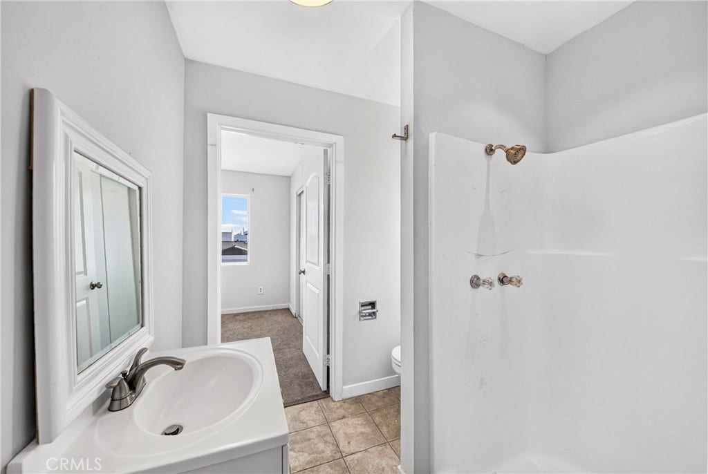 24213 Seagrove, Carson, CA 90745 Jack and Jill bathroom