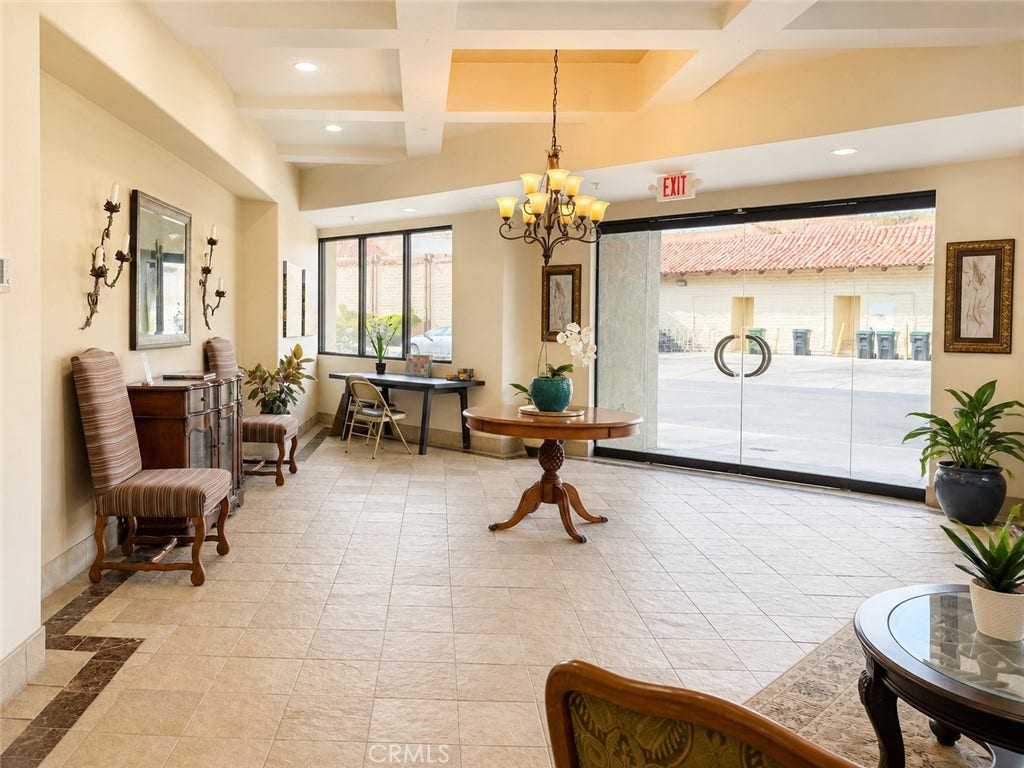 901 Deep Valley, #309, Rolling Hills Estates, CA 90274 Luxurious Entry