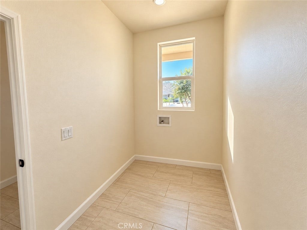 7426 Del Rio Vista, Yucca Valley, CA 92284 Corridor with window Original