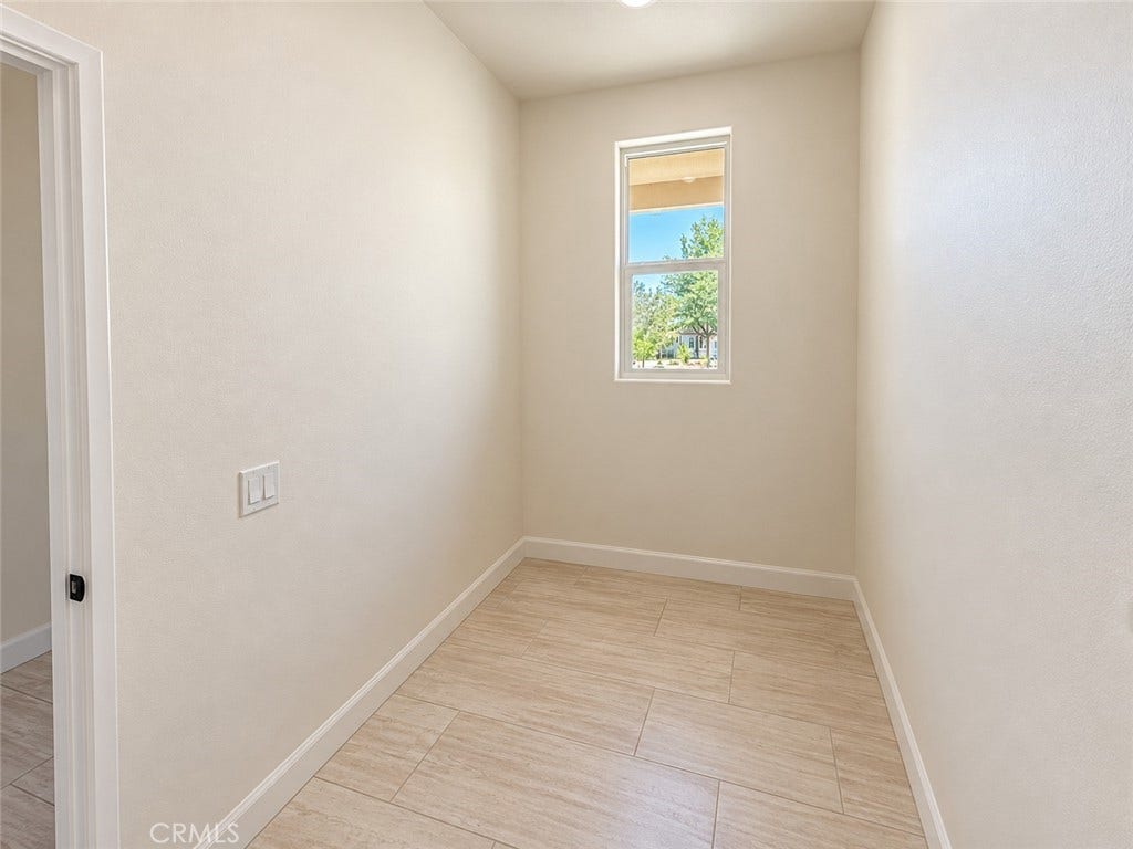7426 Del Rio Vista, Yucca Valley, CA 92284 Corridor with window Virtual