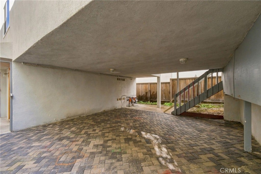 334 Palm Drive, Hermosa Beach, CA 90254 Grown-level patio.