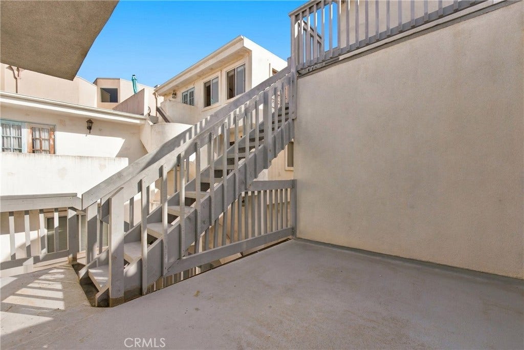 334 Palm Drive, Hermosa Beach, CA 90254 Patio off the kitchen door for the exclusive use of this unit.