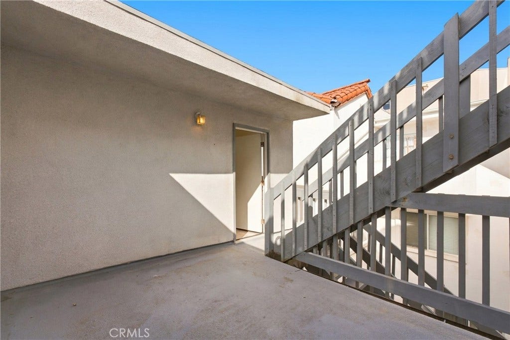 334 Palm Drive, Hermosa Beach, CA 90254 Patio off the kitchen door for the exclusive use of this unit