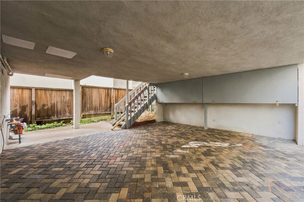 334 Palm Drive, Hermosa Beach, CA 90254 Grown-level patio for the exclusive use of this unit.