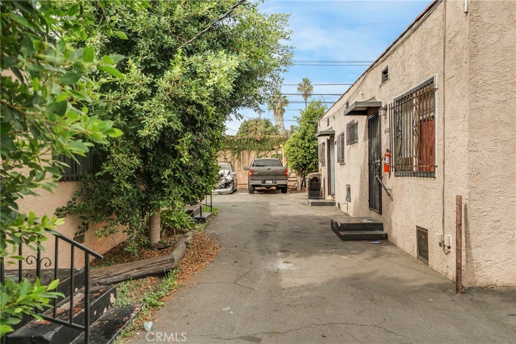 6401 S Victoria, Los Angeles, CA 90043 6401 S Victoria, Los Angeles, CA 90043