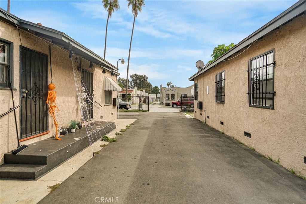 6401 S Victoria, Los Angeles, CA 90043 6401 S Victoria, Los Angeles, CA 90043