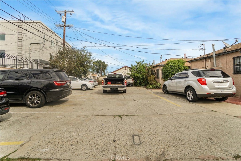 6401 S Victoria, Los Angeles, CA 90043 6401 S Victoria, Los Angeles, CA 90043