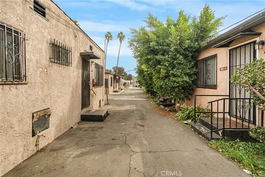 6401 S Victoria, Los Angeles, CA 90043 6401 S Victoria, Los Angeles, CA 90043