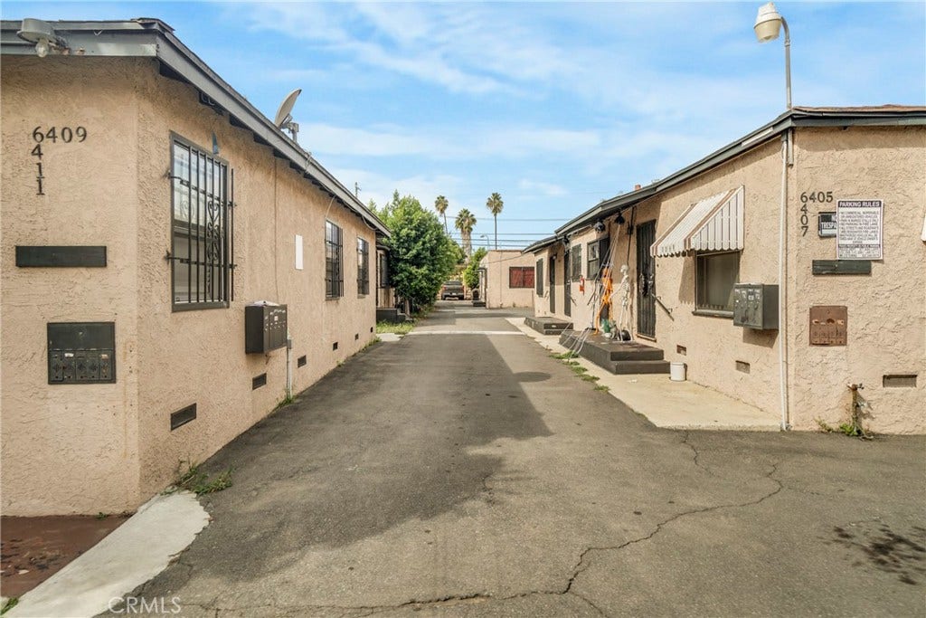 6401 S Victoria, Los Angeles, CA 90043 6401 S Victoria, Los Angeles, CA 90043