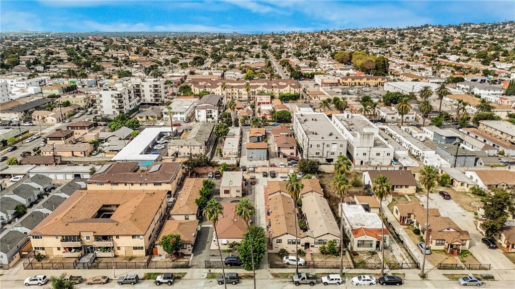 6401 S Victoria, Los Angeles, CA 90043 6401 S Victoria, Los Angeles, CA 90043