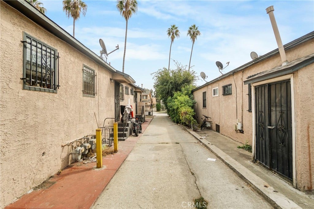 6401 S Victoria, Los Angeles, CA 90043 6401 S Victoria, Los Angeles, CA 90043