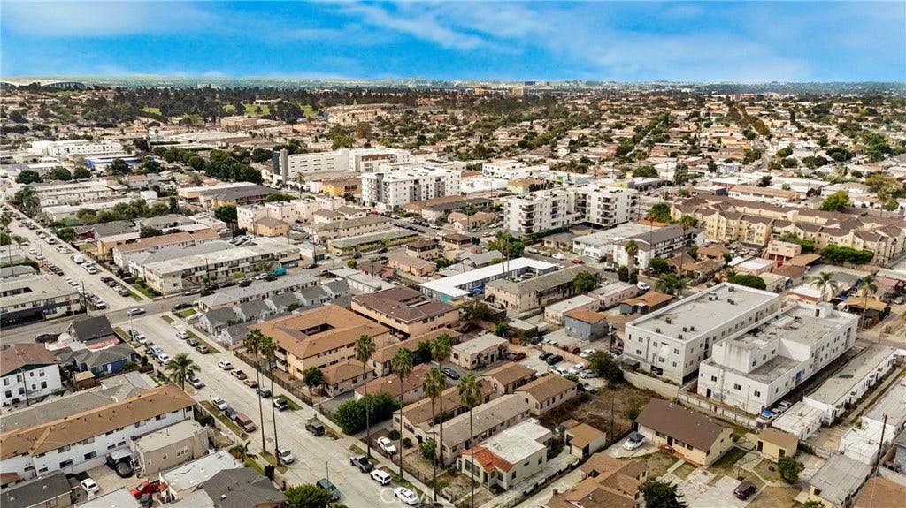 6401 S Victoria, Los Angeles, CA 90043 6401 S Victoria, Los Angeles, CA 90043