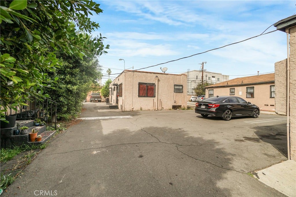 6401 S Victoria, Los Angeles, CA 90043 6401 S Victoria, Los Angeles, CA 90043