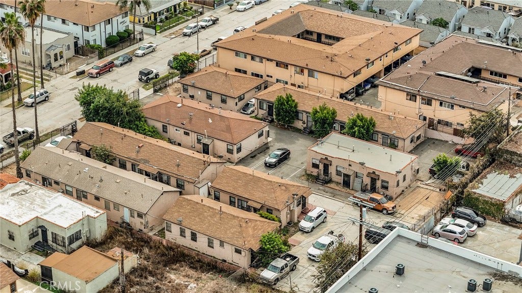 6401 S Victoria, Los Angeles, CA 90043 6401 S Victoria, Los Angeles, CA 90043