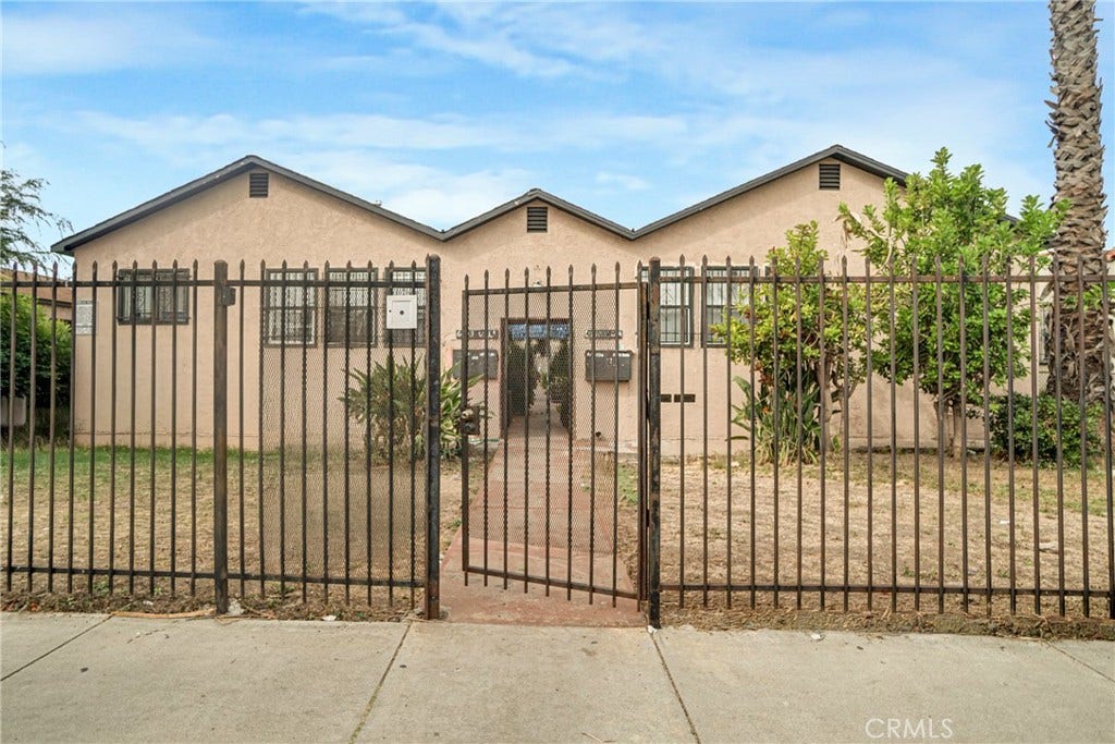 6401 S Victoria, Los Angeles, CA 90043 6401 S Victoria, Los Angeles, CA 90043