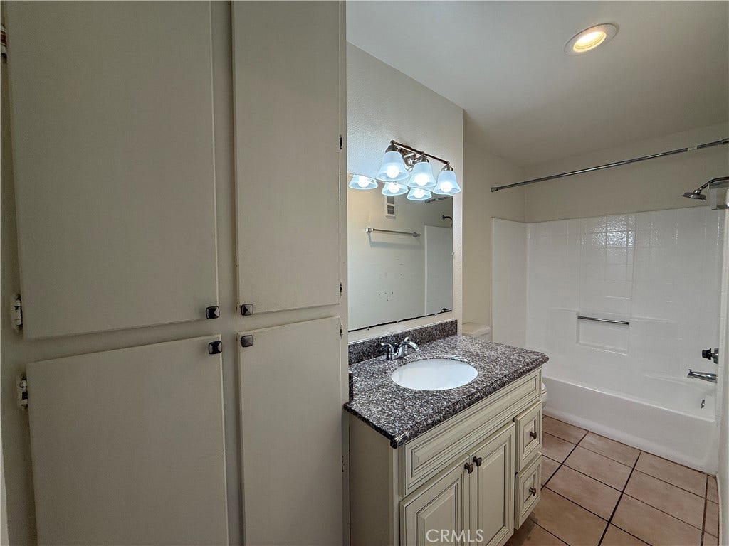 1212 Gladys Avenue, #201, Long Beach, CA 90804 1212 Gladys Avenue, #201, Long Beach, CA 90804