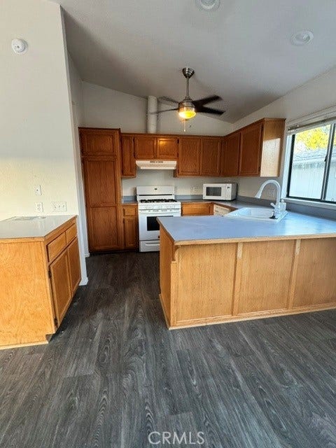4907 Longhorn Ln., Paso Robles, CA 93446 Kitchen W/ breakfast counter