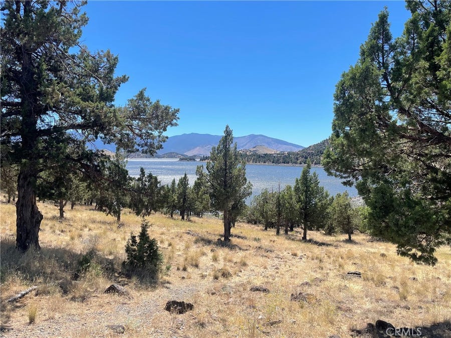Property photo for 40 Lake Shore Drive, Weed, CA