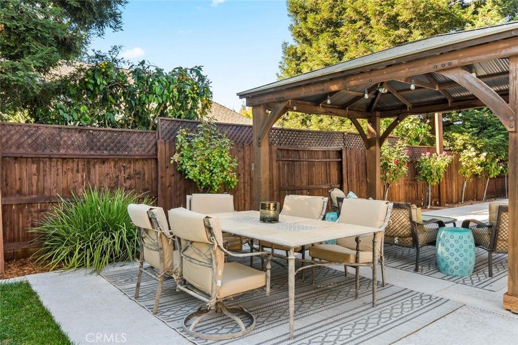 1 London Court, Chico, CA 95973