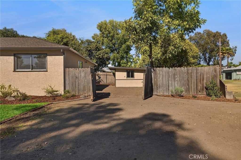 EZ access to corner part of backyard