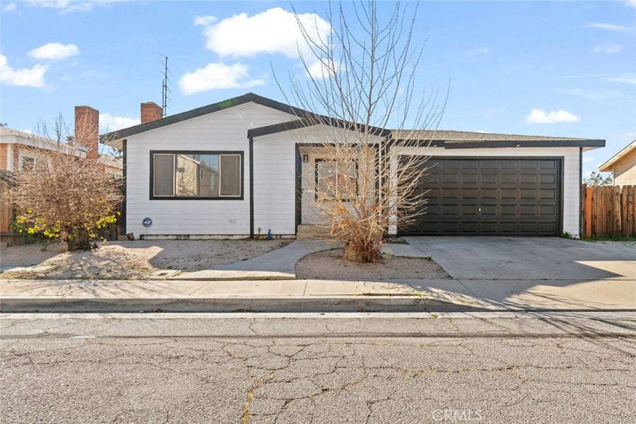 Property photo for 44053 Canyon Way, Lancaster, CA
