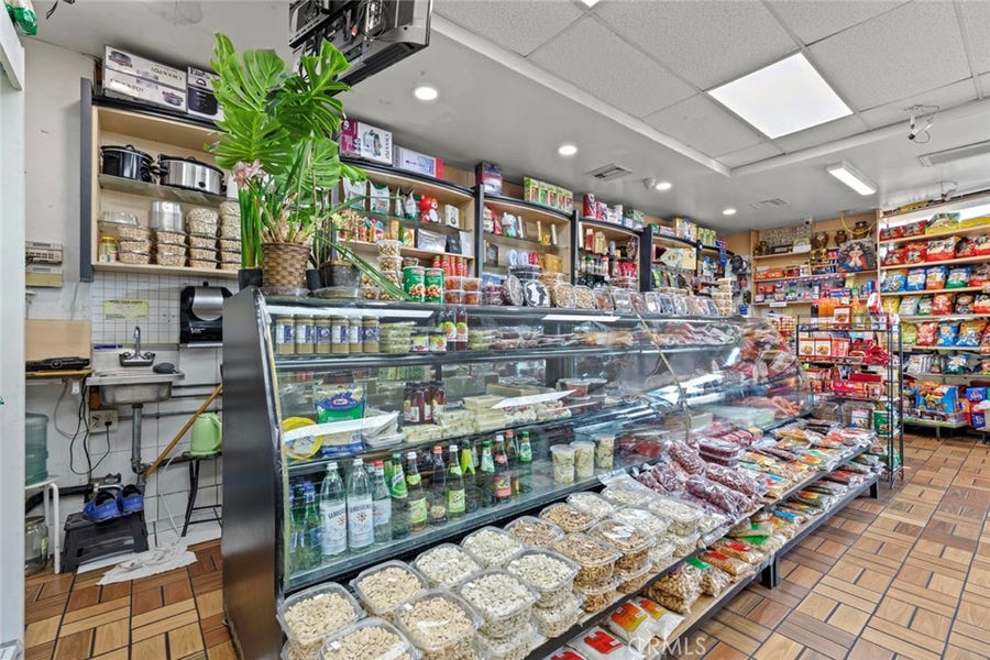 Property photo for 906 S Gkenoaks Boulevard, Burbank, CA