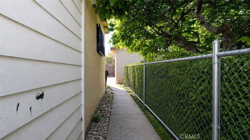 129 N Hagar, San Fernando, CA 91340