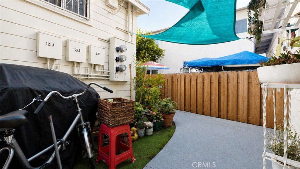 129 N Hagar, San Fernando, CA 91340