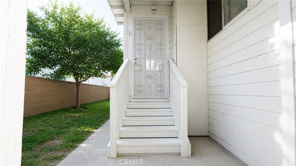 129 N Hagar, San Fernando, CA 91340