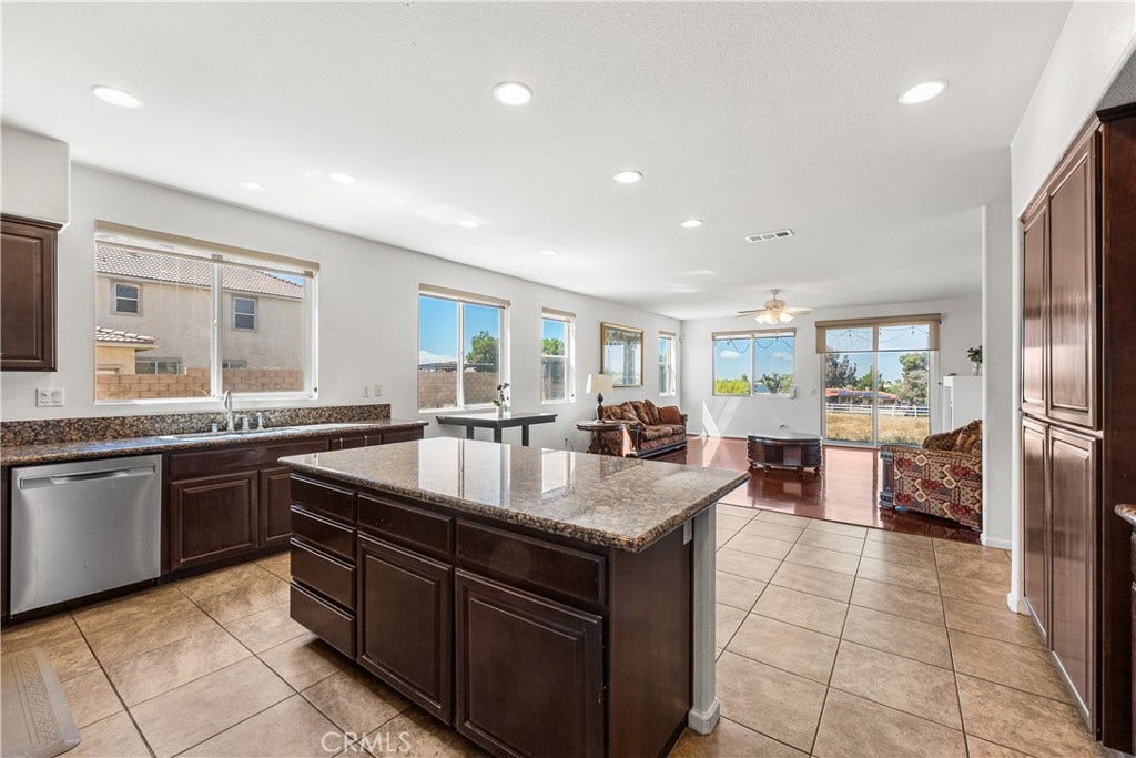 658 E Lago Lindo Rd, Palmdale, CA 93550