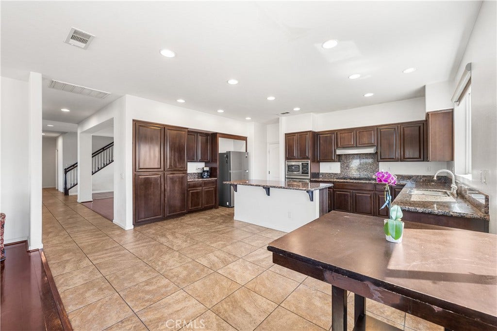 658 E Lago Lindo Rd, Palmdale, CA 93550