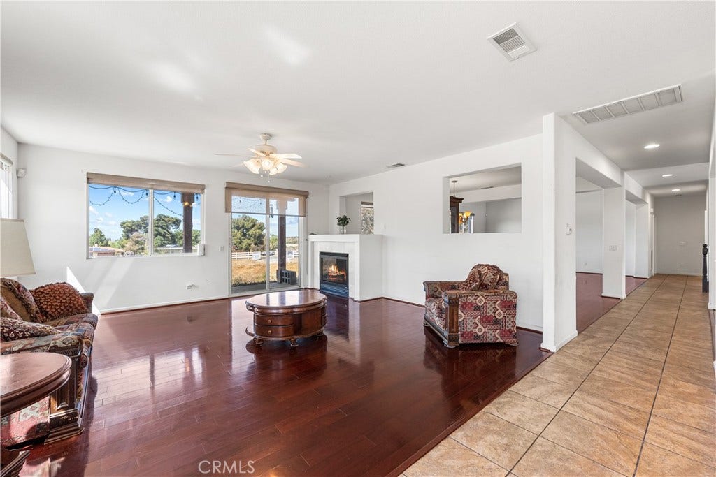 658 E Lago Lindo Rd, Palmdale, CA 93550