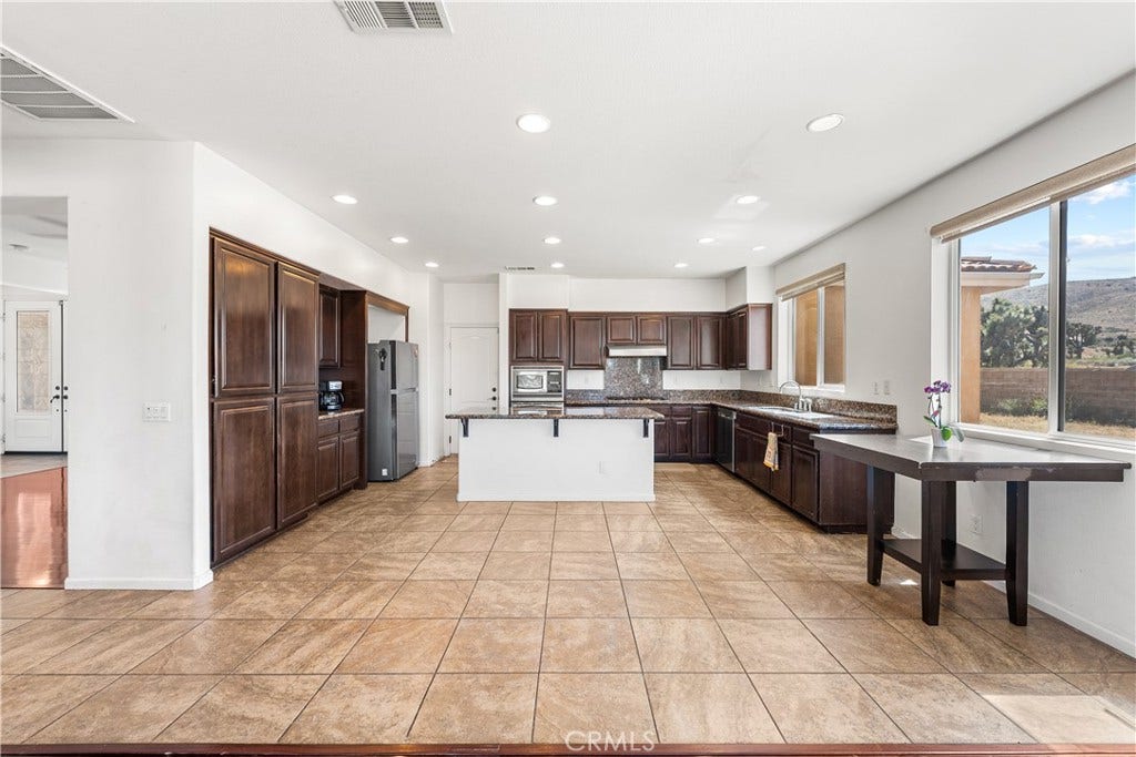 658 E Lago Lindo Rd, Palmdale, CA 93550