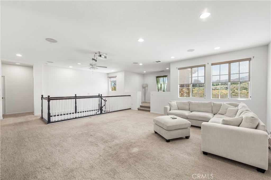 658 E Lago Lindo Rd, Palmdale, CA 93550