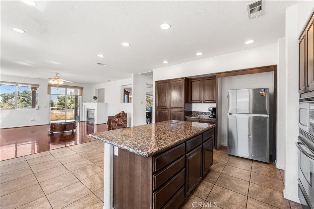 658 E Lago Lindo Rd, Palmdale, CA 93550
