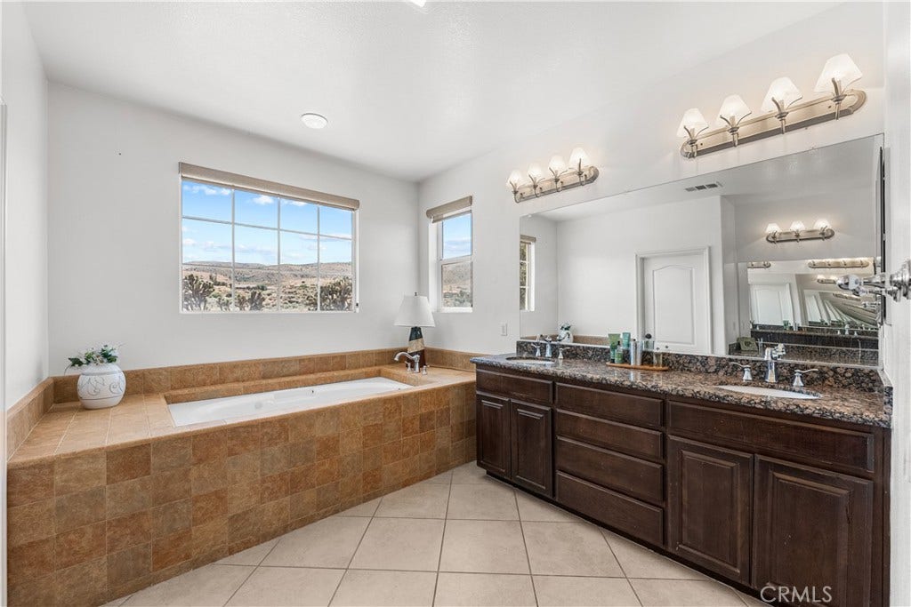 658 E Lago Lindo Rd, Palmdale, CA 93550