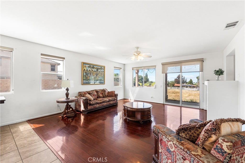 658 E Lago Lindo Rd, Palmdale, CA 93550