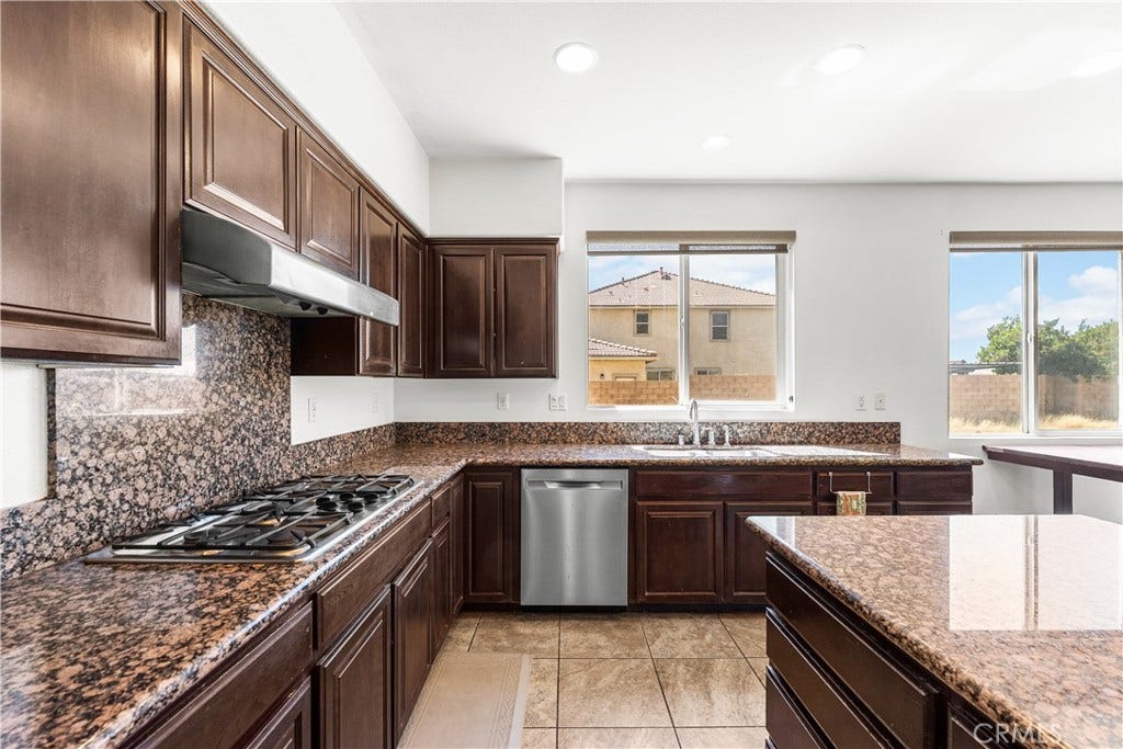 658 E Lago Lindo Rd, Palmdale, CA 93550