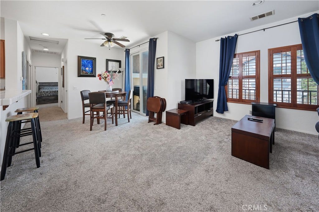 16710 Nicklaus, #74, Sylmar, CA 91342 Comfortable Living Area